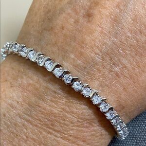 Sparkling Tennis Bracelet 7.5” | Clear Stones | Non-Magnetic | Velvet Box